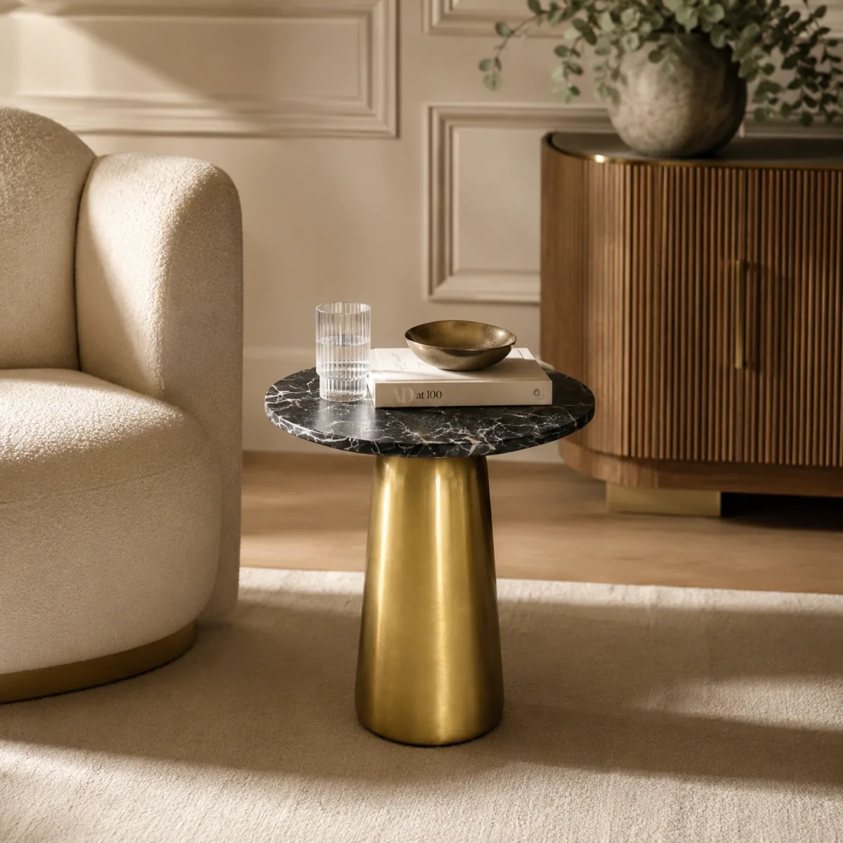 Ambiente Casa Glick con mesa lateral de base dorada y cubierta de mármol oscuro